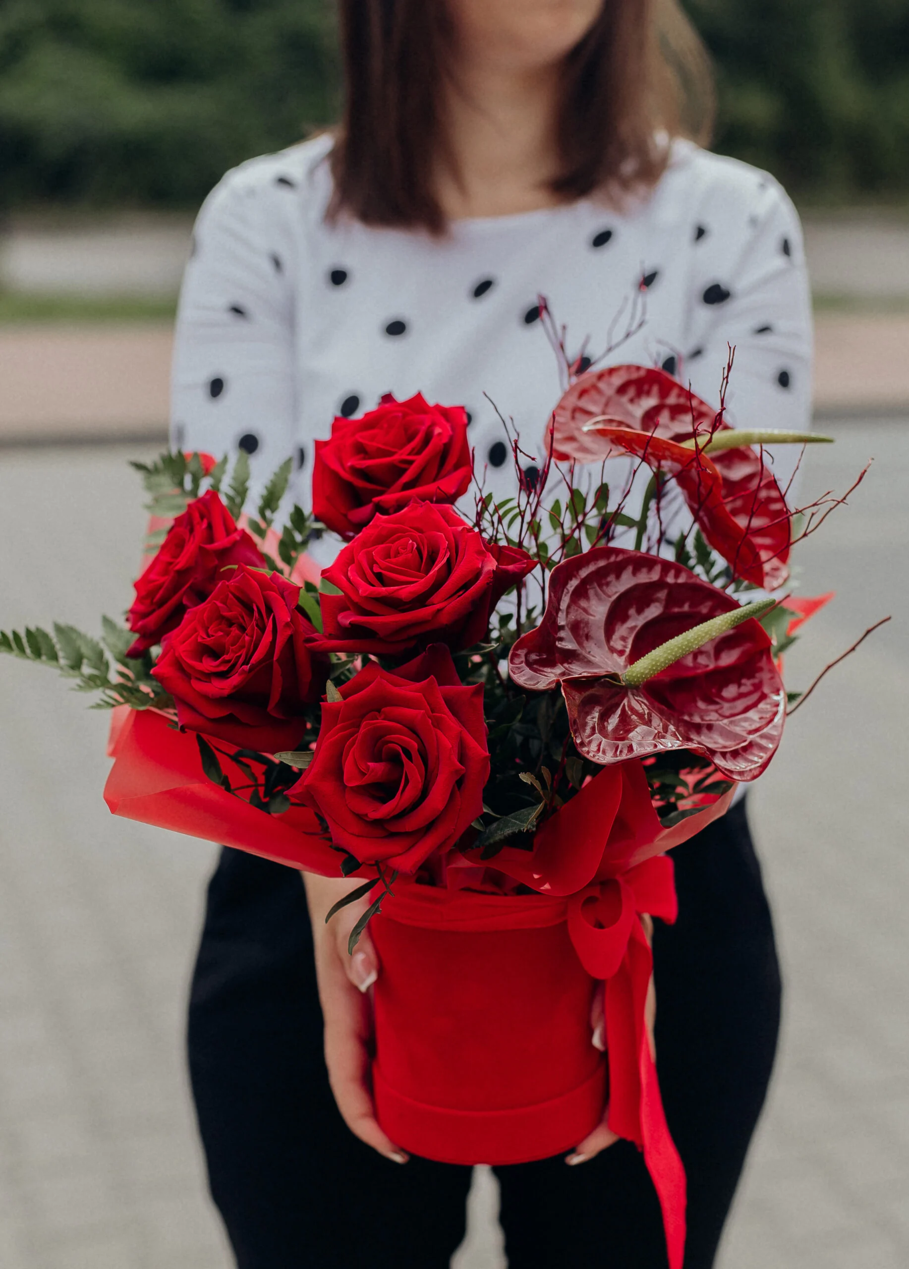 Flower box z czerwonymi różami i kwiatem anturium w eleganckim