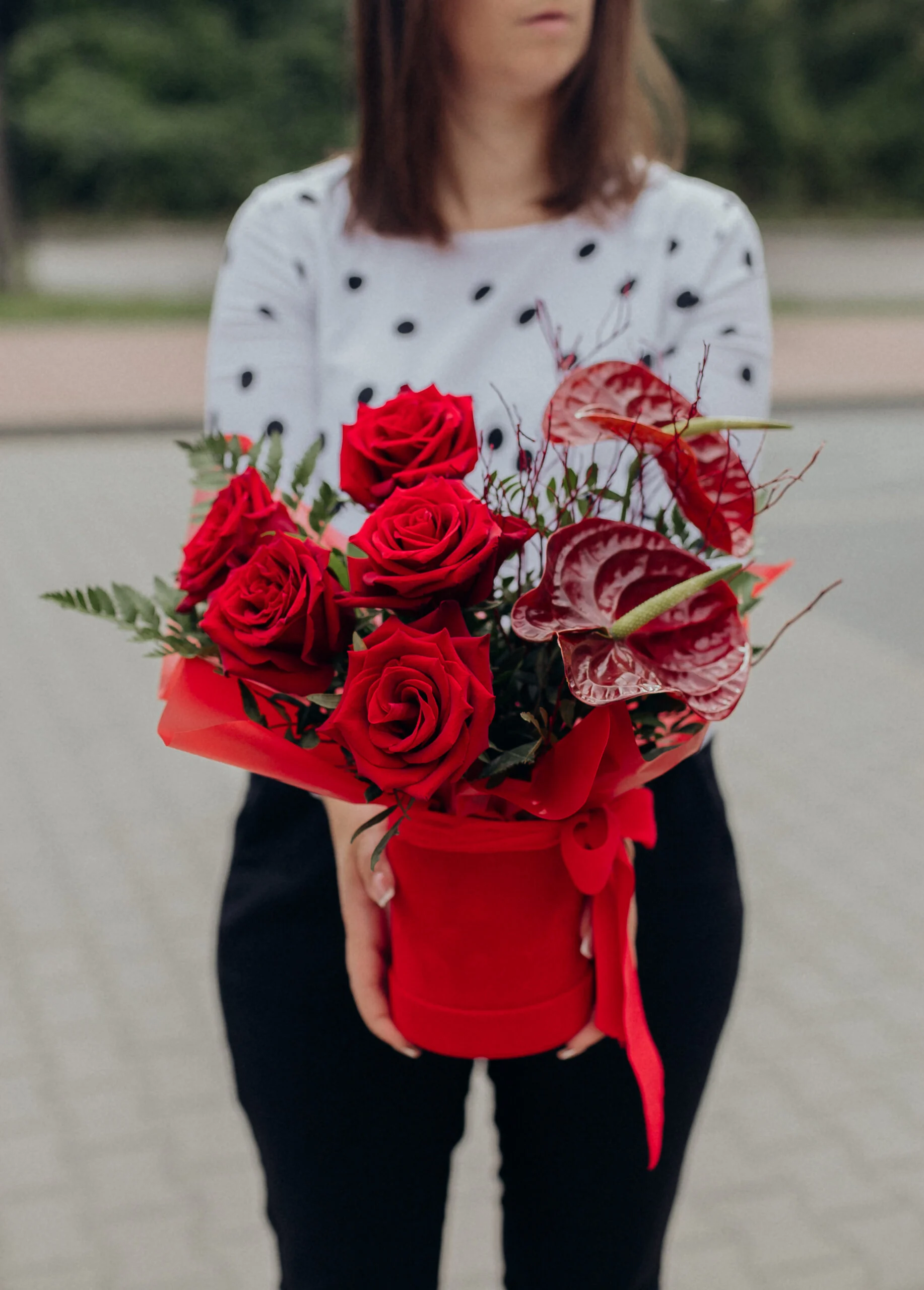 Flower box z czerwonymi różami i anturium w czerwonym aksamitnym pudełku