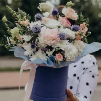 Kompozycja kwiatowa w pudełku z jasnych kwiatów