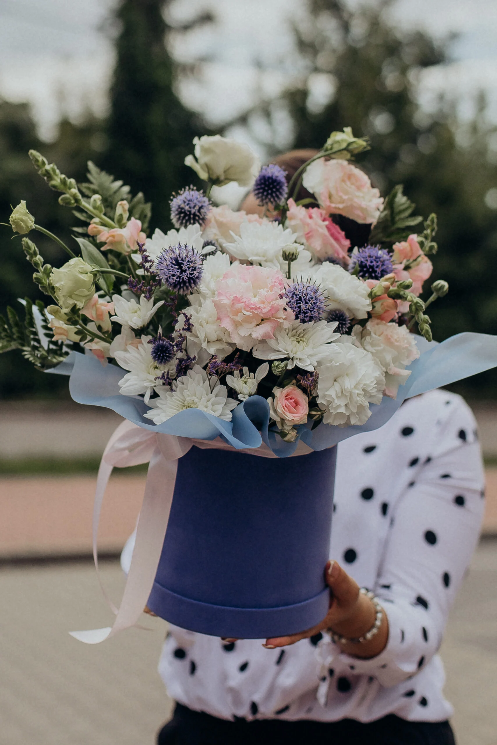 jasne kwiaty w pudełku Ożarów