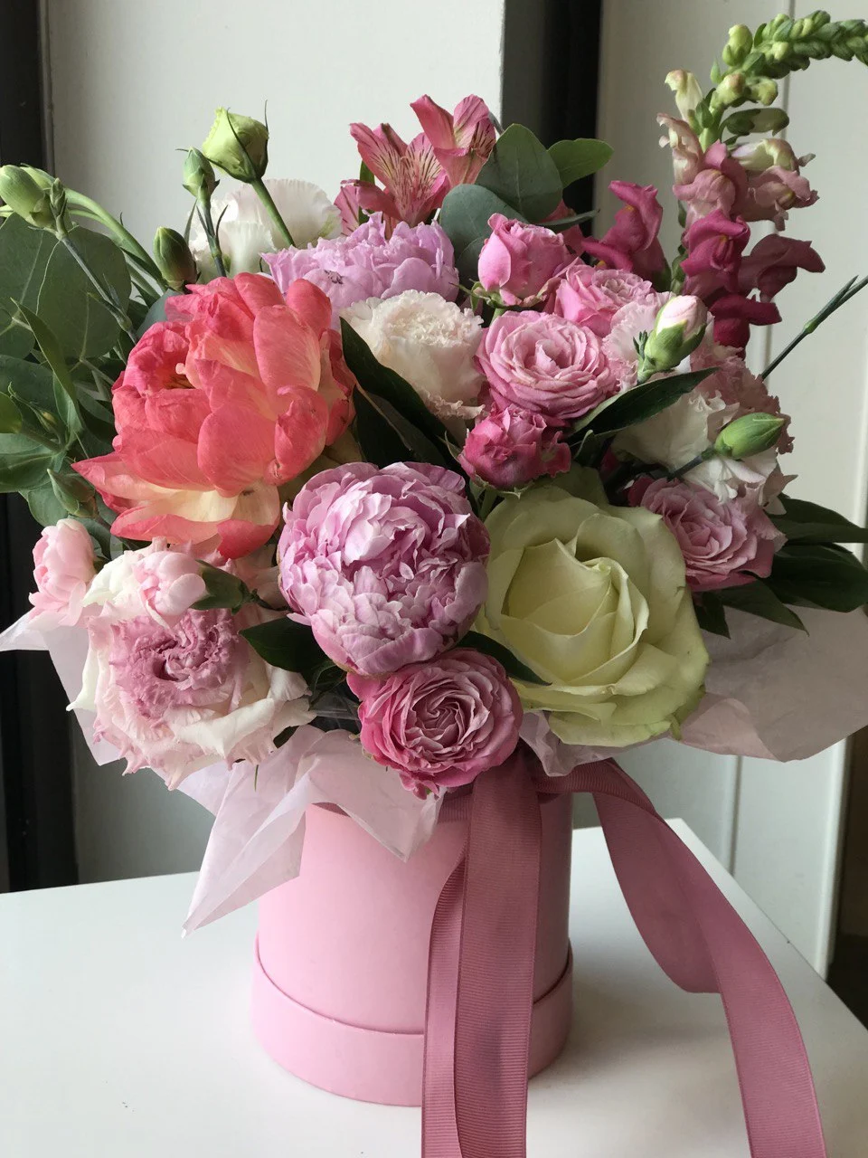 Flower box z piwonami, różami w pudełku z różową wstążką