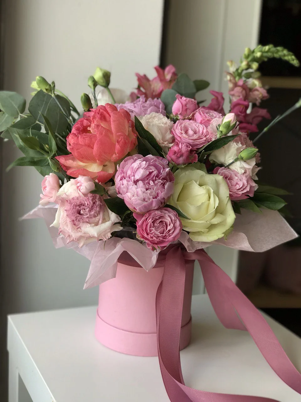 Subtelny flower box z różami — idealny na prezent