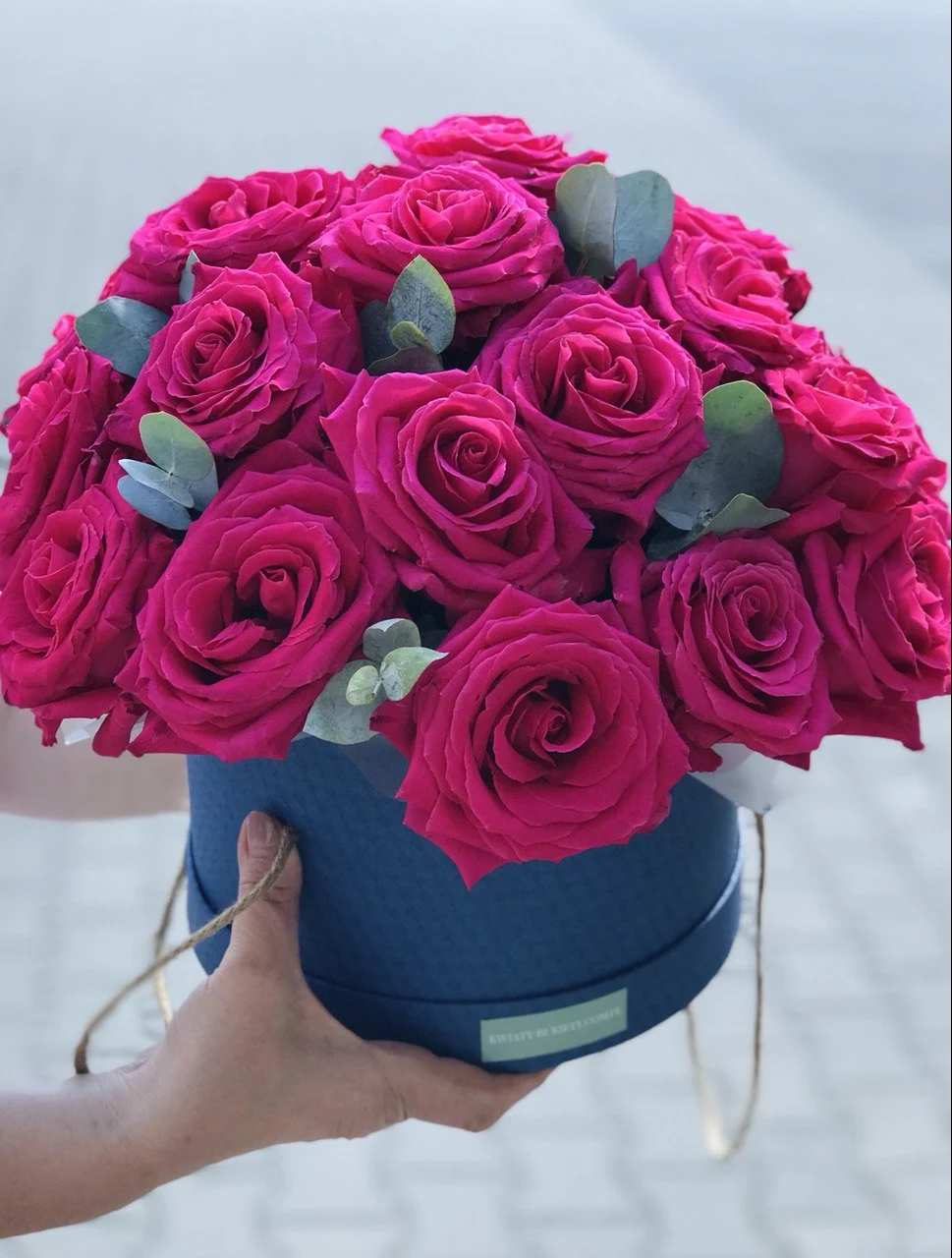 Elegancki flower box z bukietem róż w żywym różowym kolorze