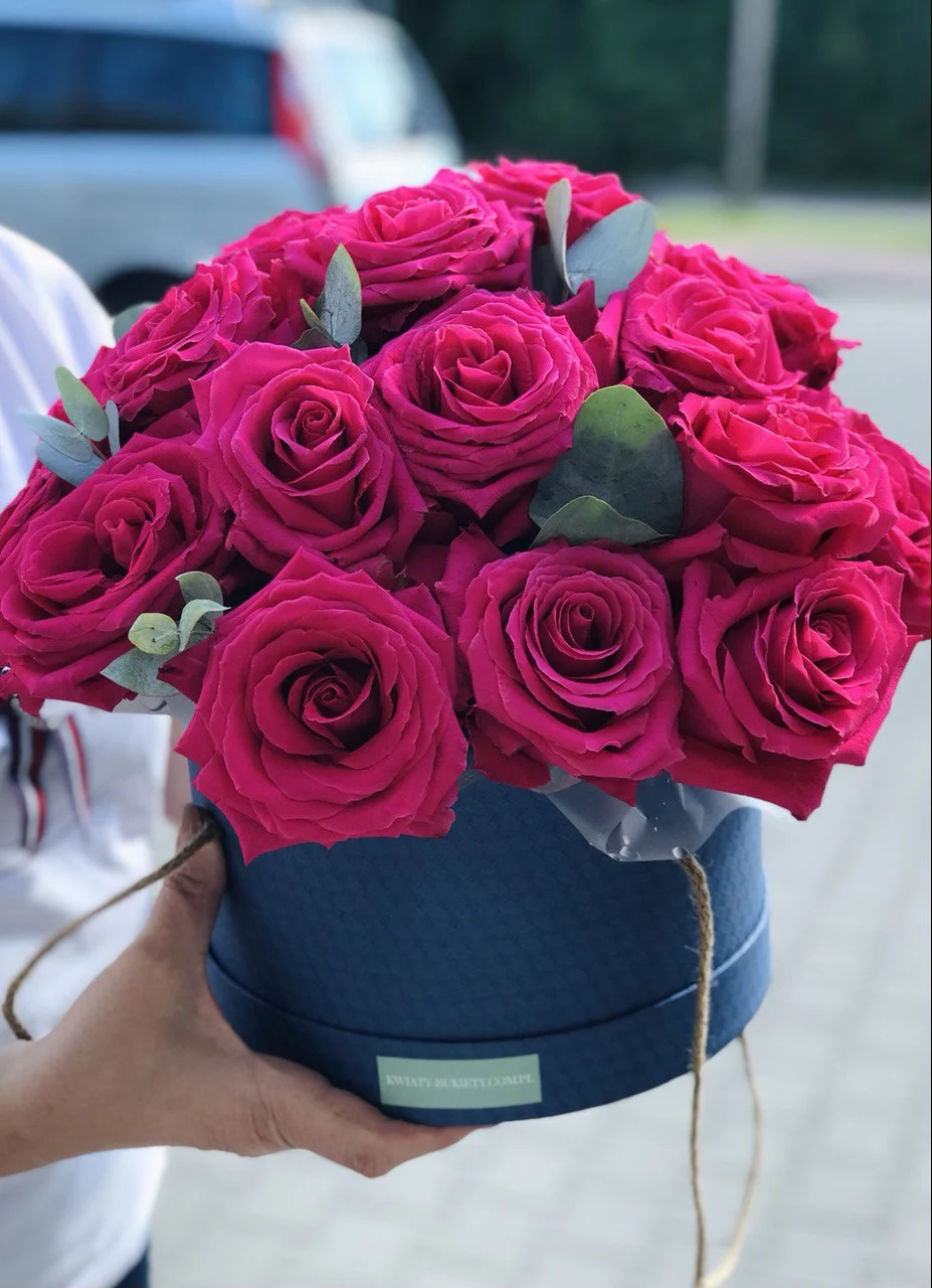 Flower box z różami w kolorze intensywnego różu w granatowym pudełku