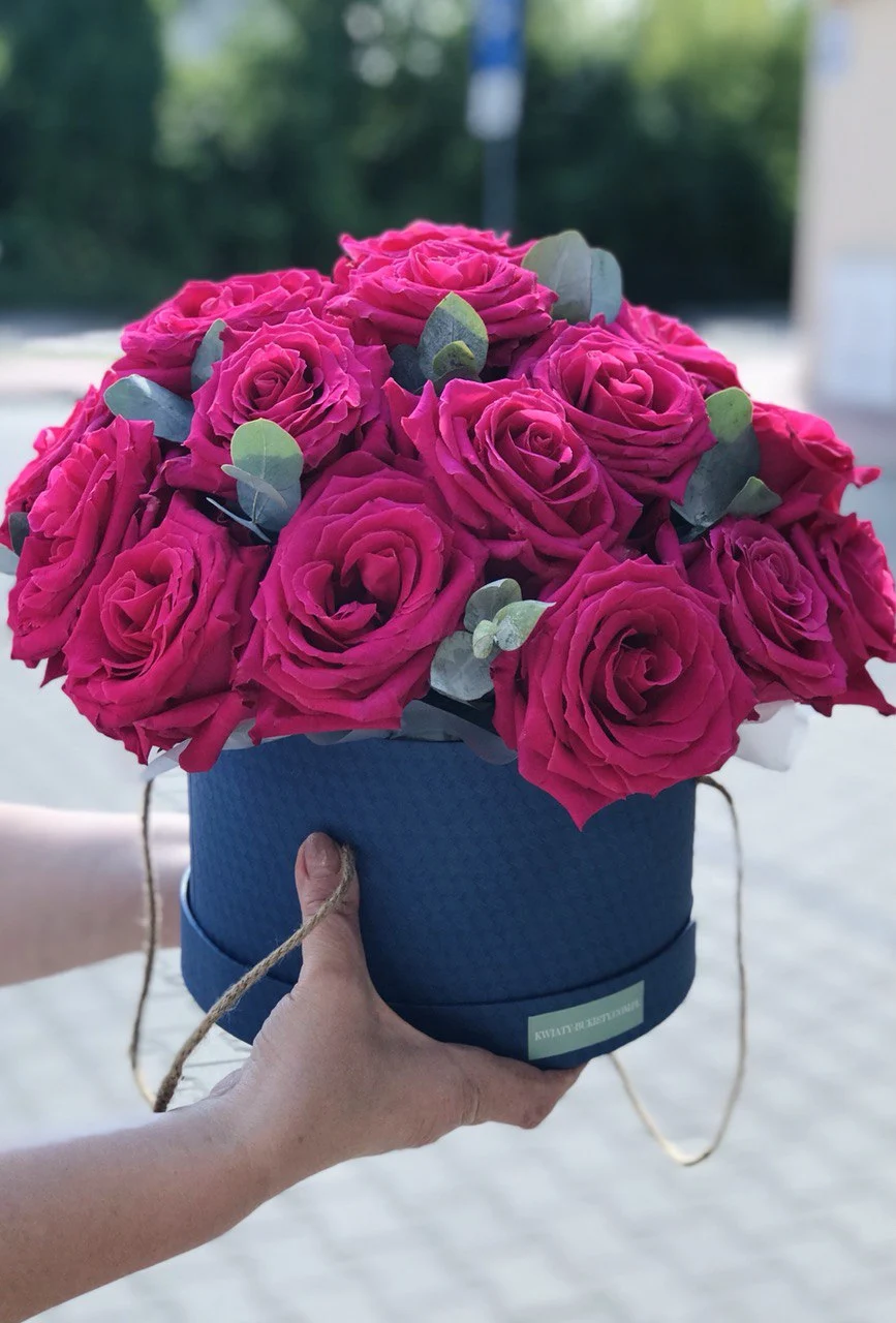 Flower box z różami z eukaliptusem w luksusowym boxie