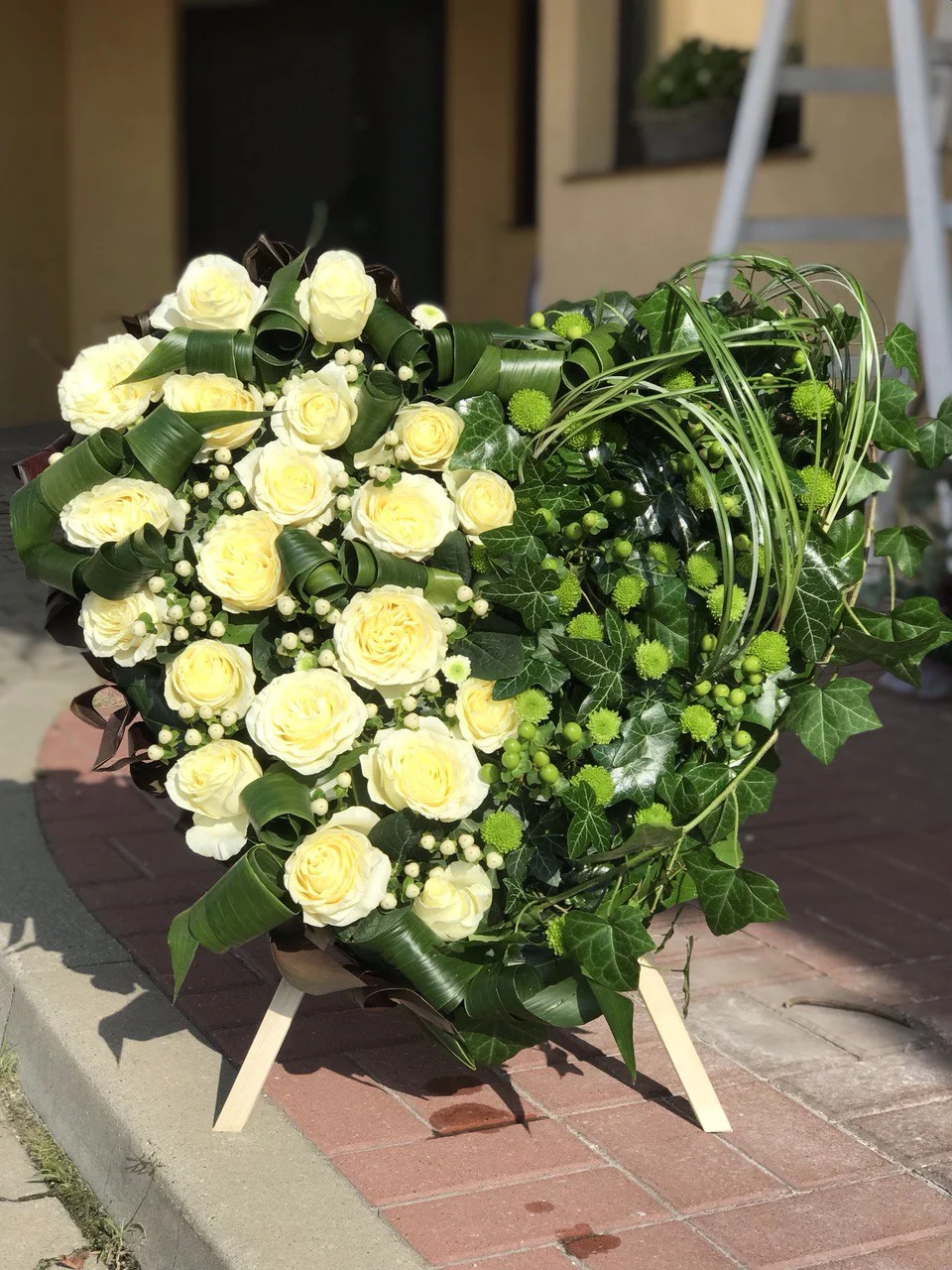 Kompozycja kwiatowa na pogrzeb — róże kremowe i zieleń