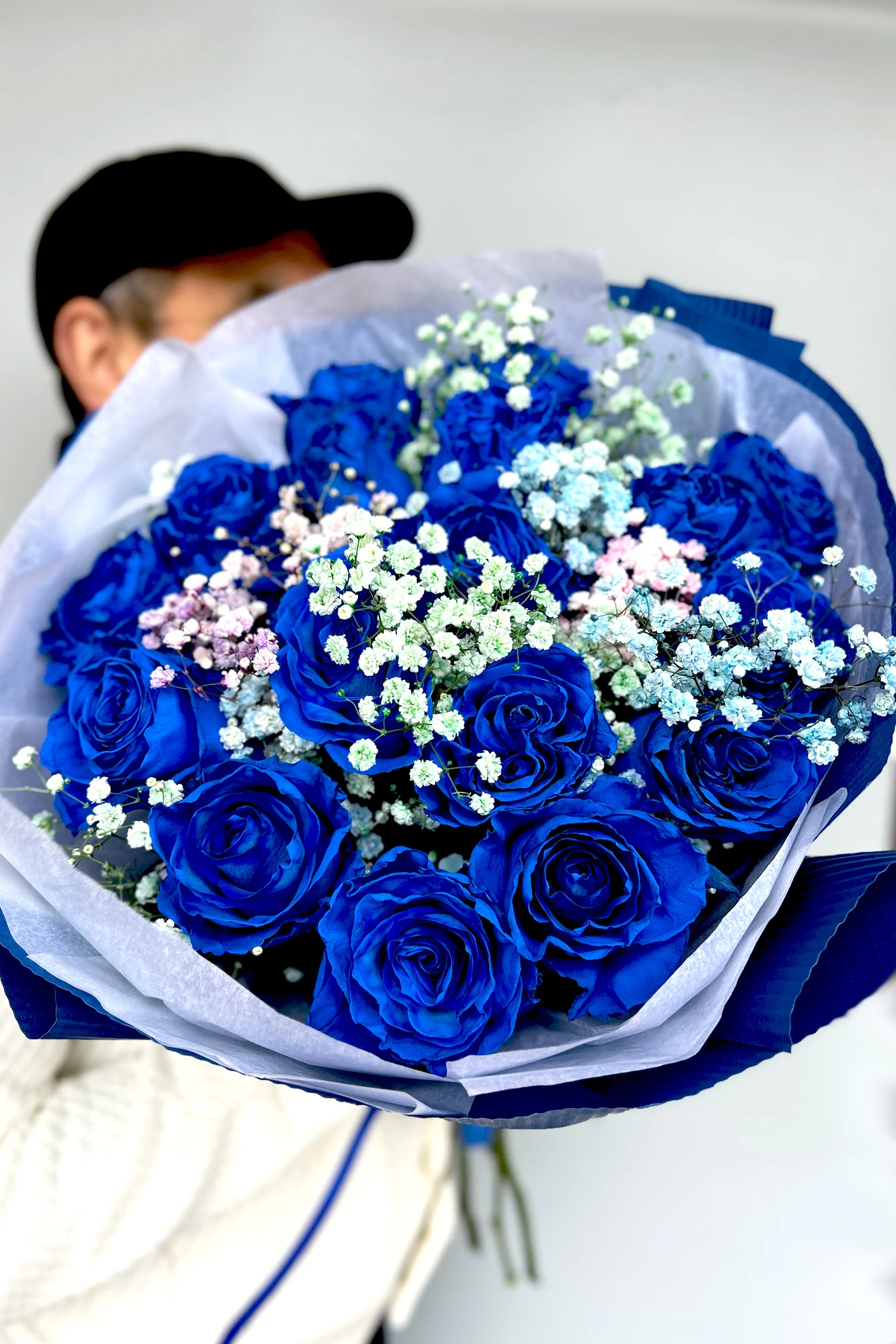 Bukiet niebieskich róż z dodatkiem gipsofil w kontrastowej aranżacji