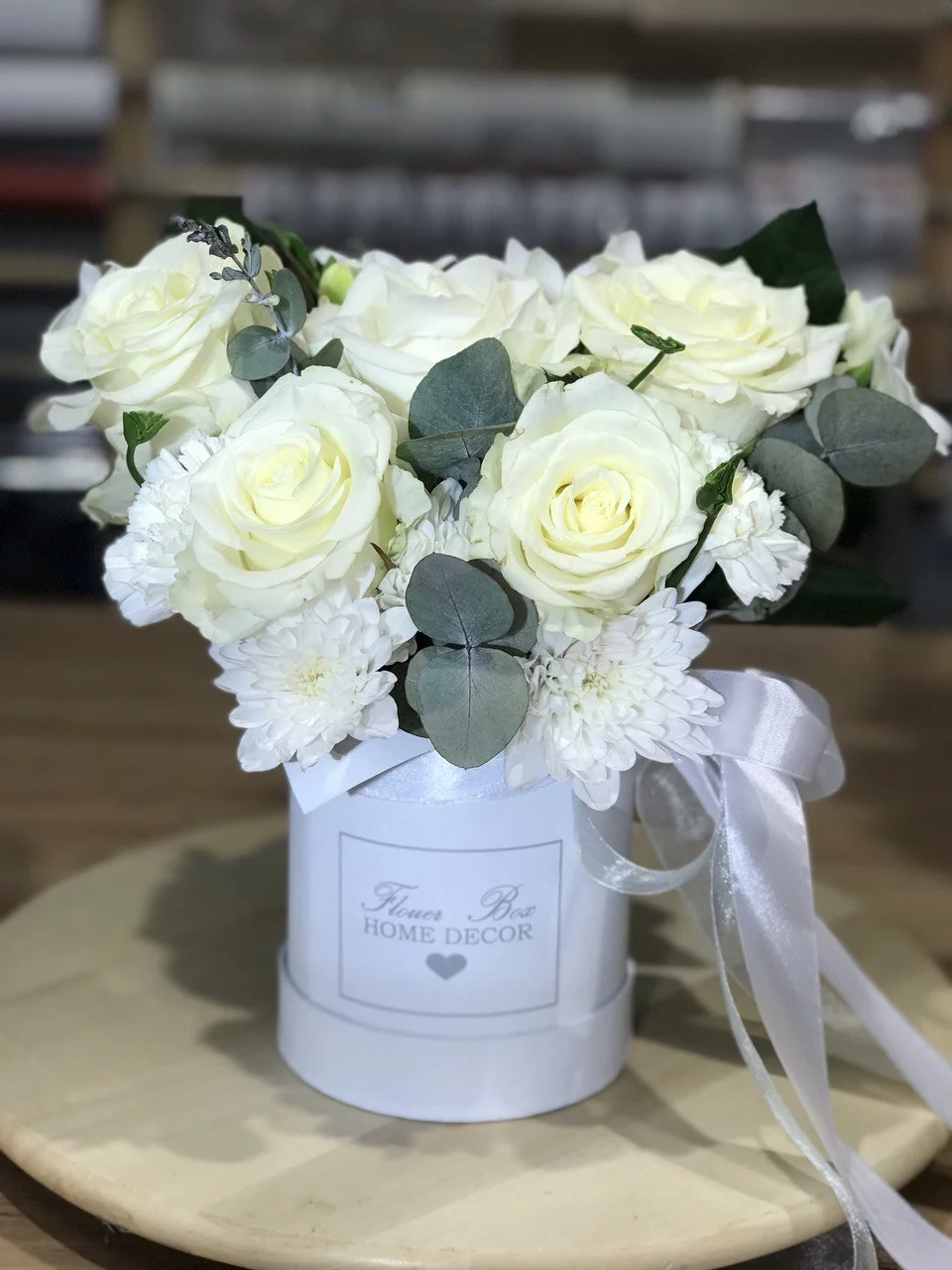 Biały flower box z kompozycją róż i chryzantem