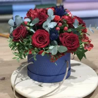 Czerwone róże w niebieskim pudełku