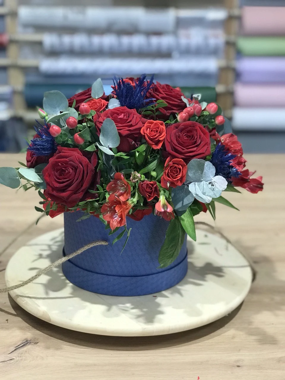 Elegancki Flower box z czerwonymi różami i granatowymi akcentami