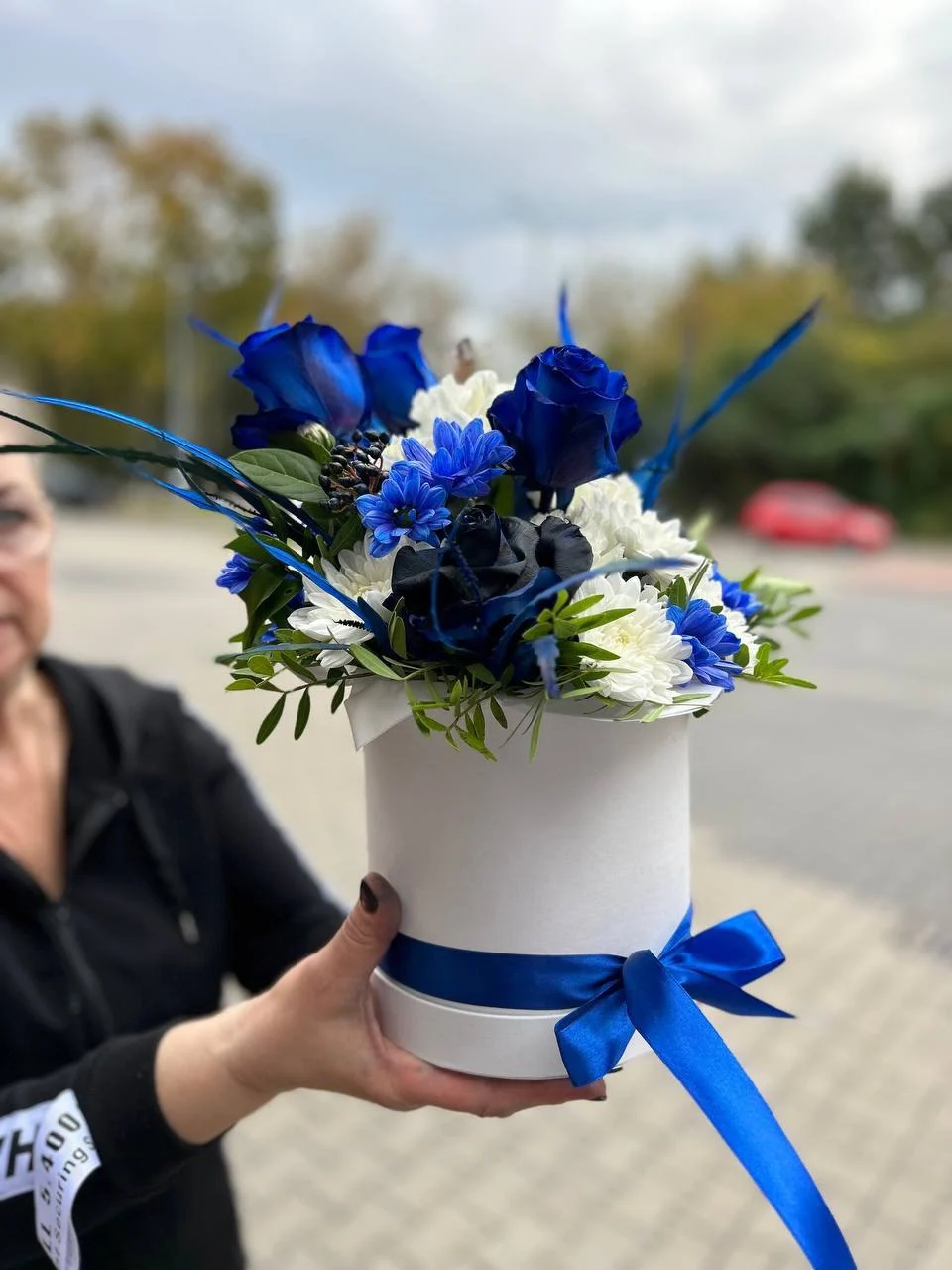 Flower box z niebieskimi różami i białymi kwiatami