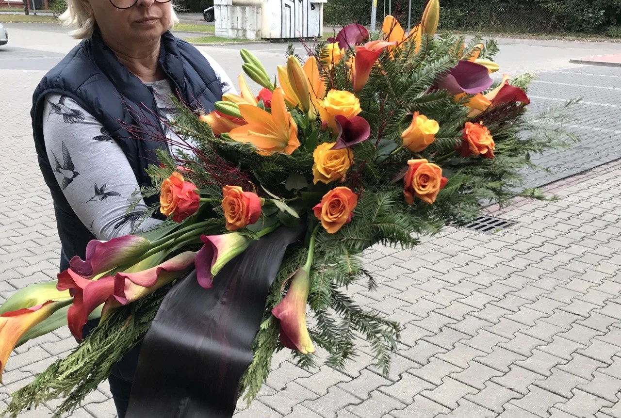 Pogrzebowa aranżacja z kwiatów w ciepłych kolorach