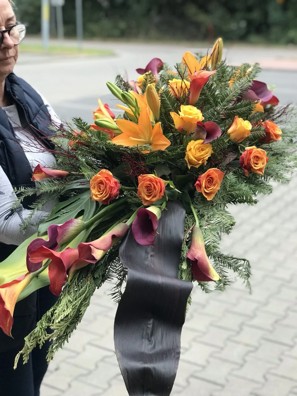 Kompozycja pogrzebowa z liliami, różami i kaliami