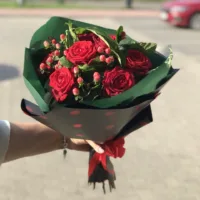 Сzerwone róże z hipericum