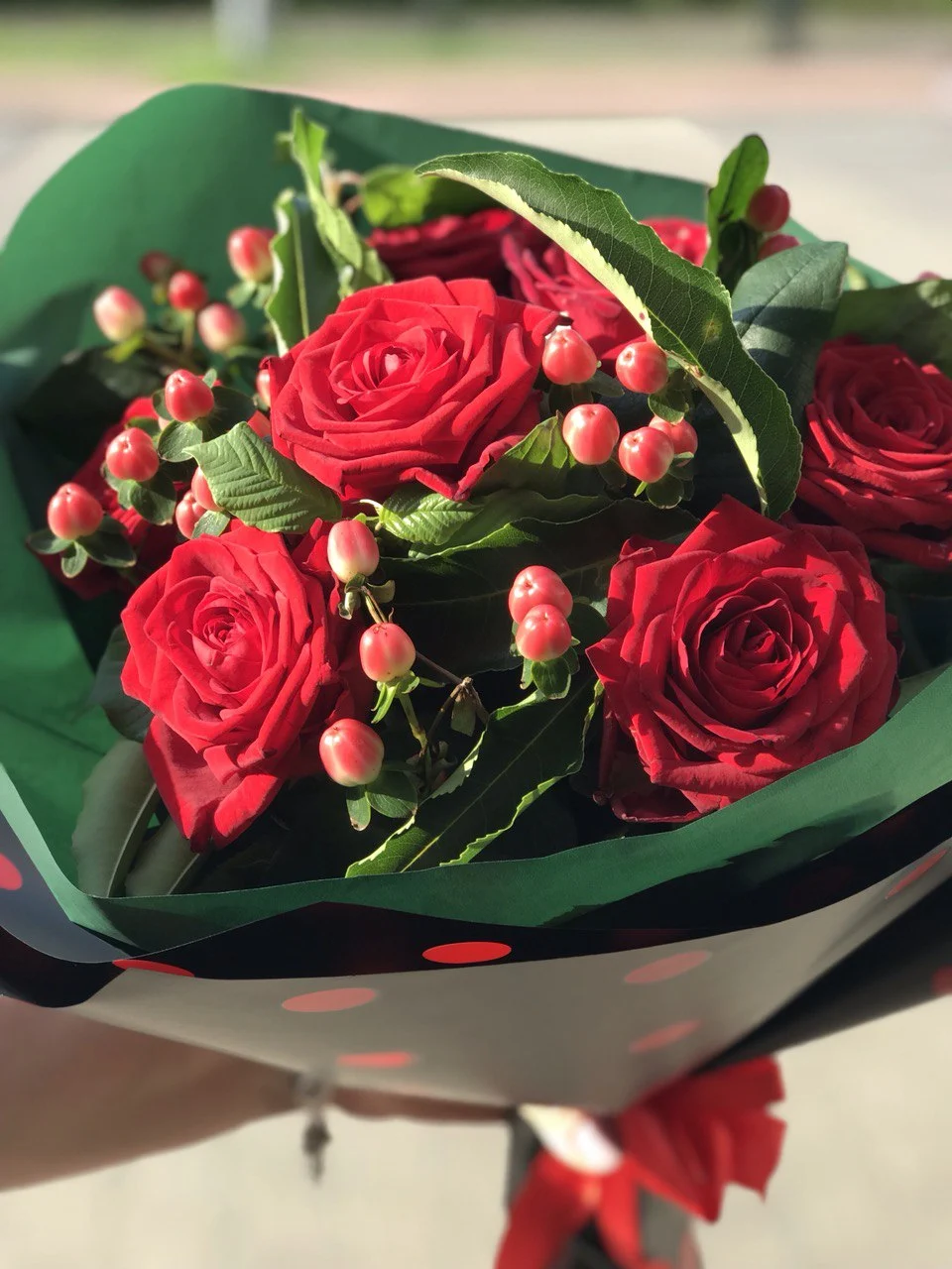 czerwone róże z hipericum