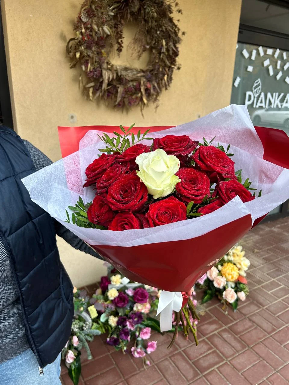 Czerwone róże z białą różą w środku – bukiet pełen kontrastów i emocji