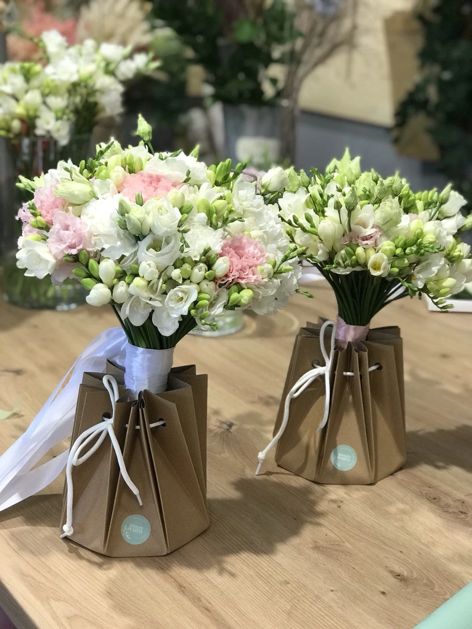 Bukiet Panny Młodej z eustomy i frezji – Delikatność w każdym detalu.