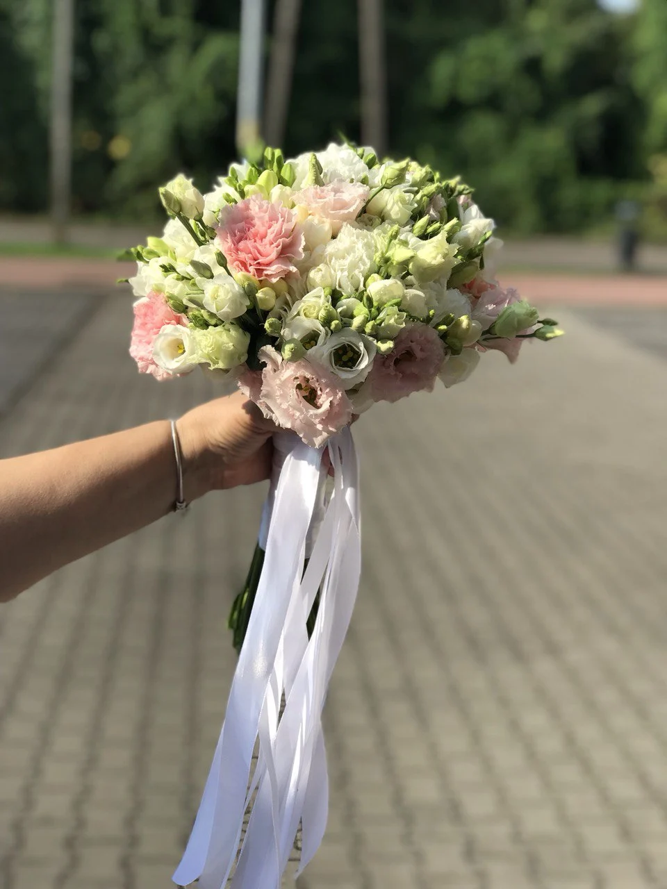 Bukiet Panny Młodej z eustomy i frezji – Kwiaty na Twój wielki dzień.