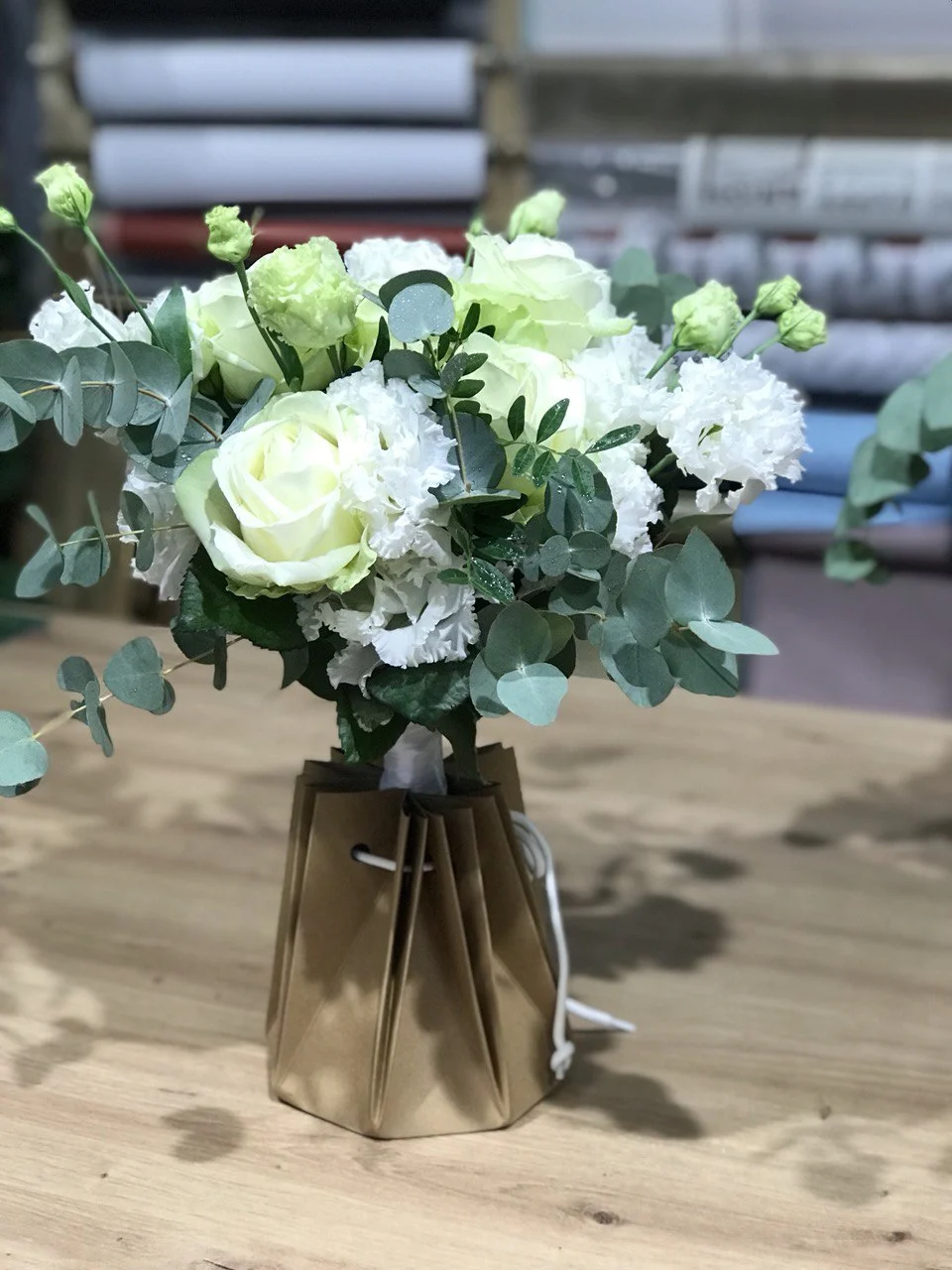 Klasyczny bukiet z białych róż i eustom – symbol elegancji i czystości