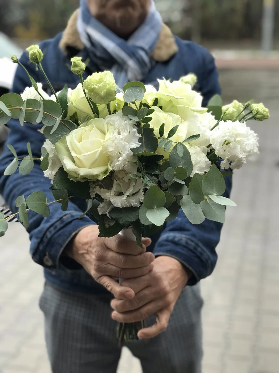 Elegancki bukiet z białymi różami i eustomą — klasyka w delikatnym wydaniu