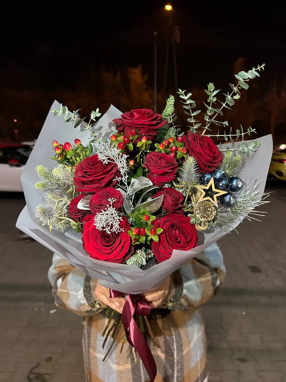 Bukiet róż zimowy z czerwonymi różami, świerkiem i dekoracją świąteczną