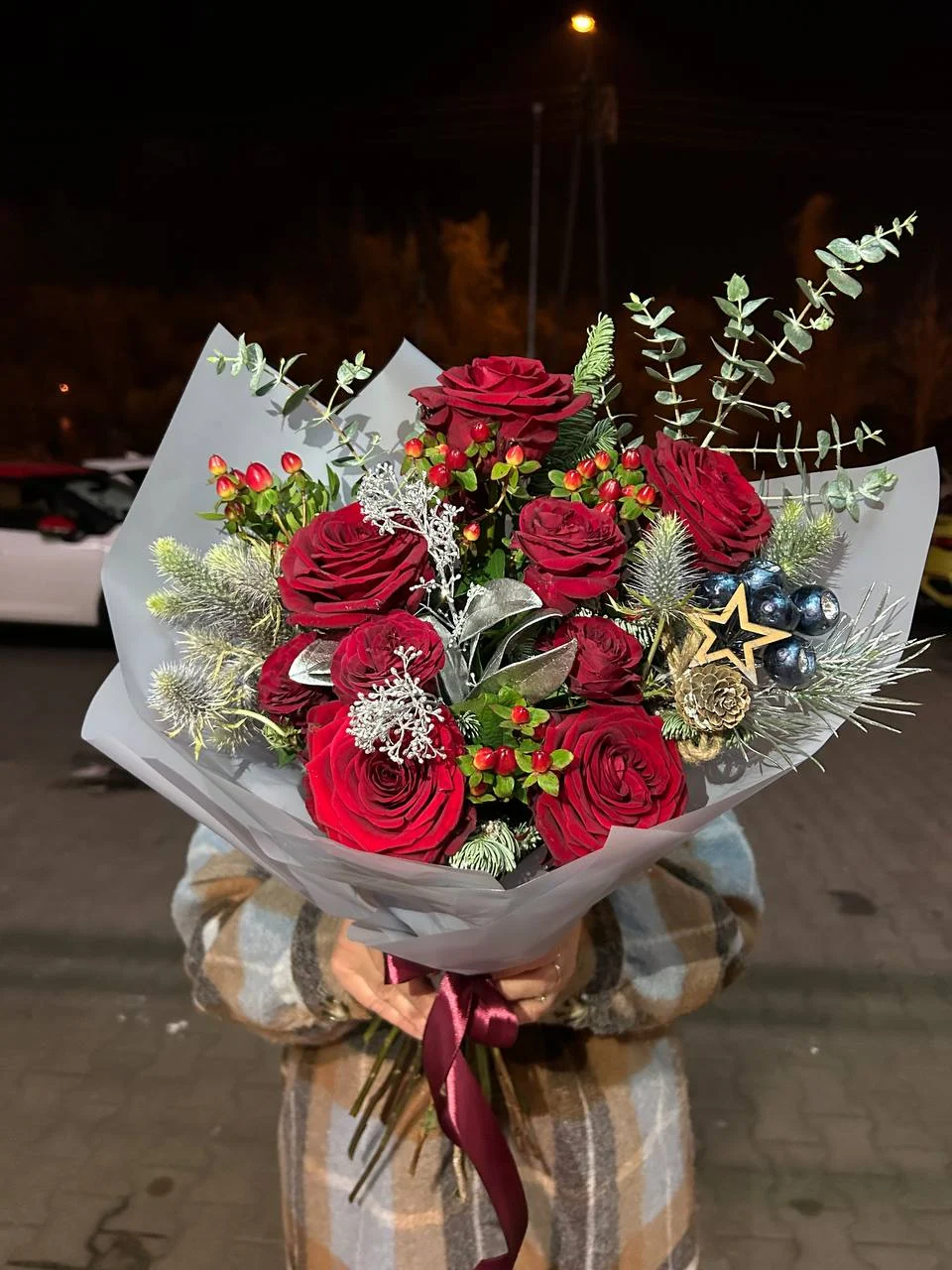Kompozycja bukiet róż z igliwiem, gwiazdką i szyszkami na zimę