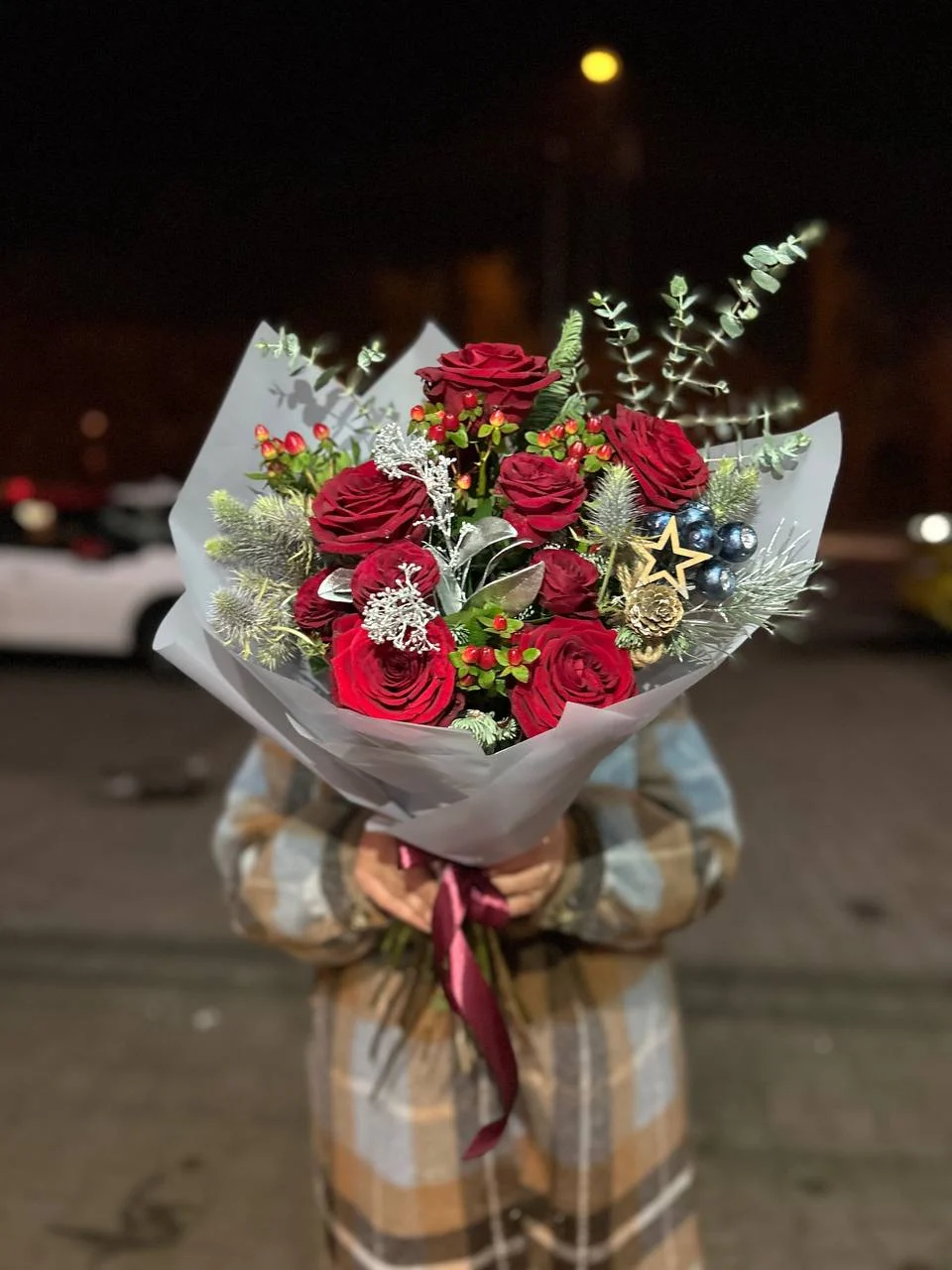 Elegancki bukiet róż z dodatkiem dekoracji świątecznych