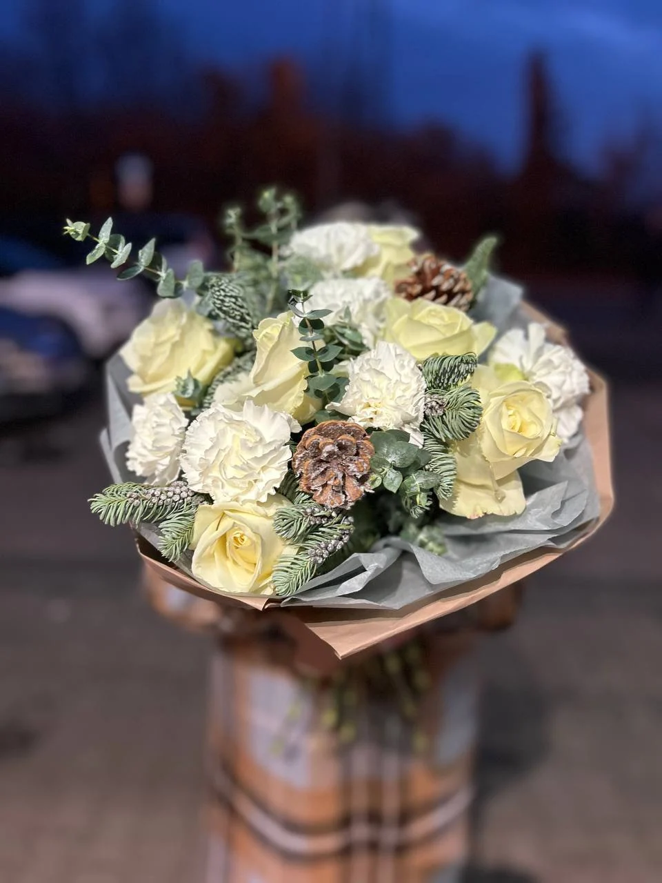 Bukiet zimowy z białych róż – delikatność i elegancja w zimowym stylu