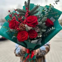 Bukiet z czerwonych róż z ilexem