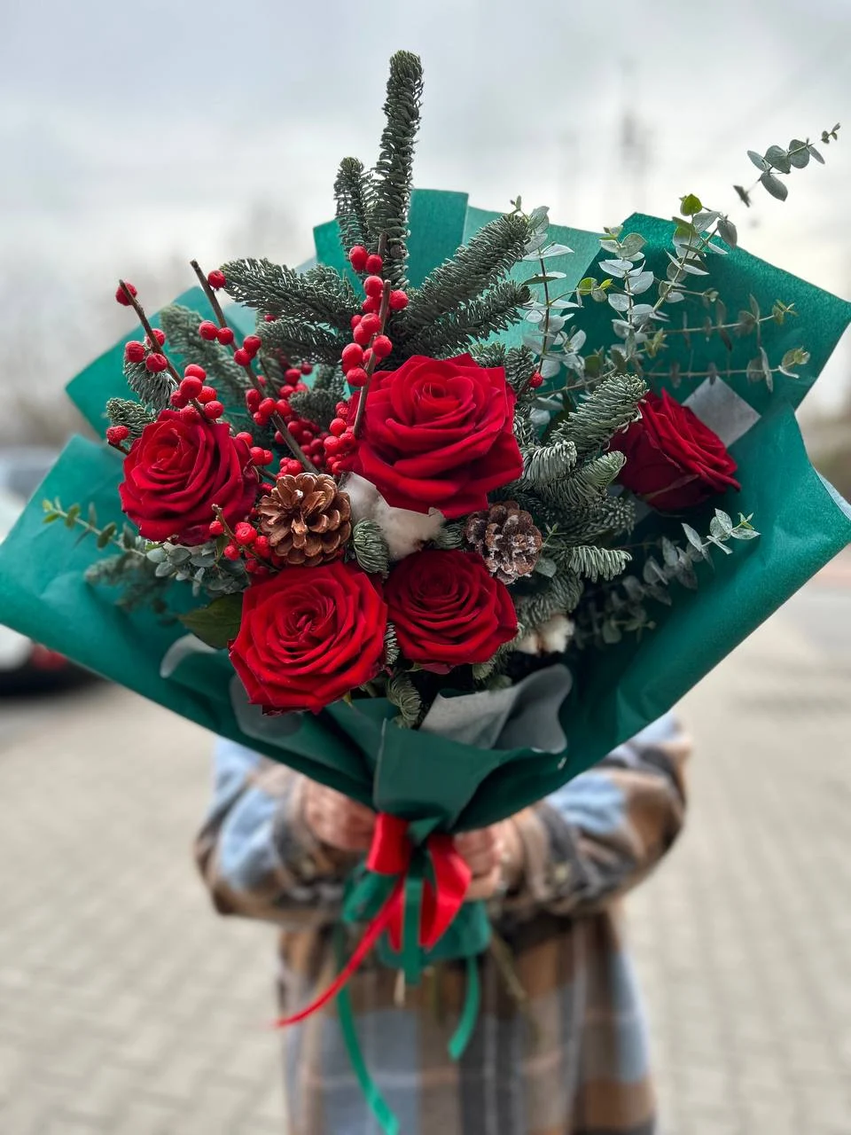 Bukiet róż z dodatkiem szyszek, bawełny i jagód