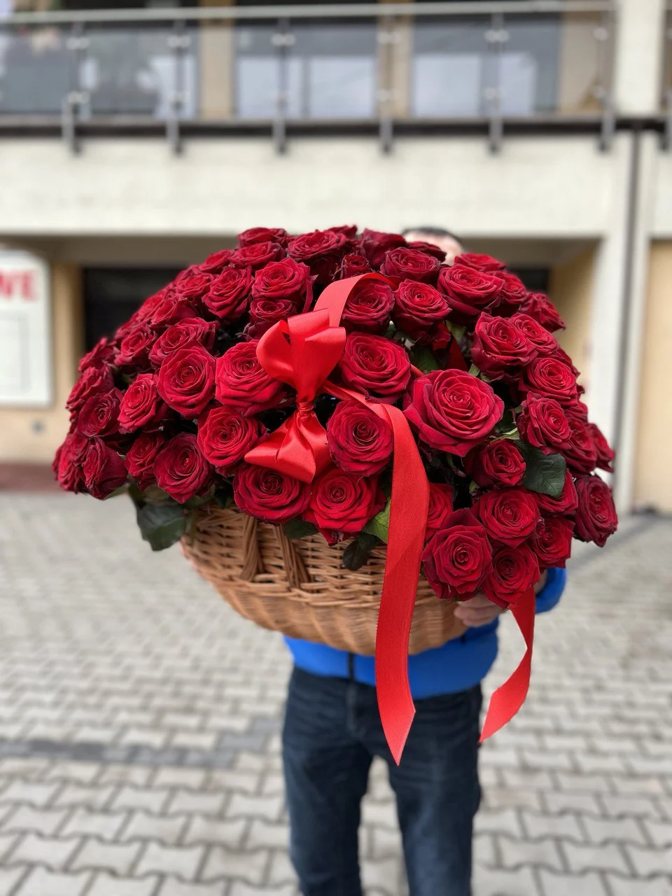 Spektakularna kompozycja bukiet róż w koszu – 100 czerwonych róż