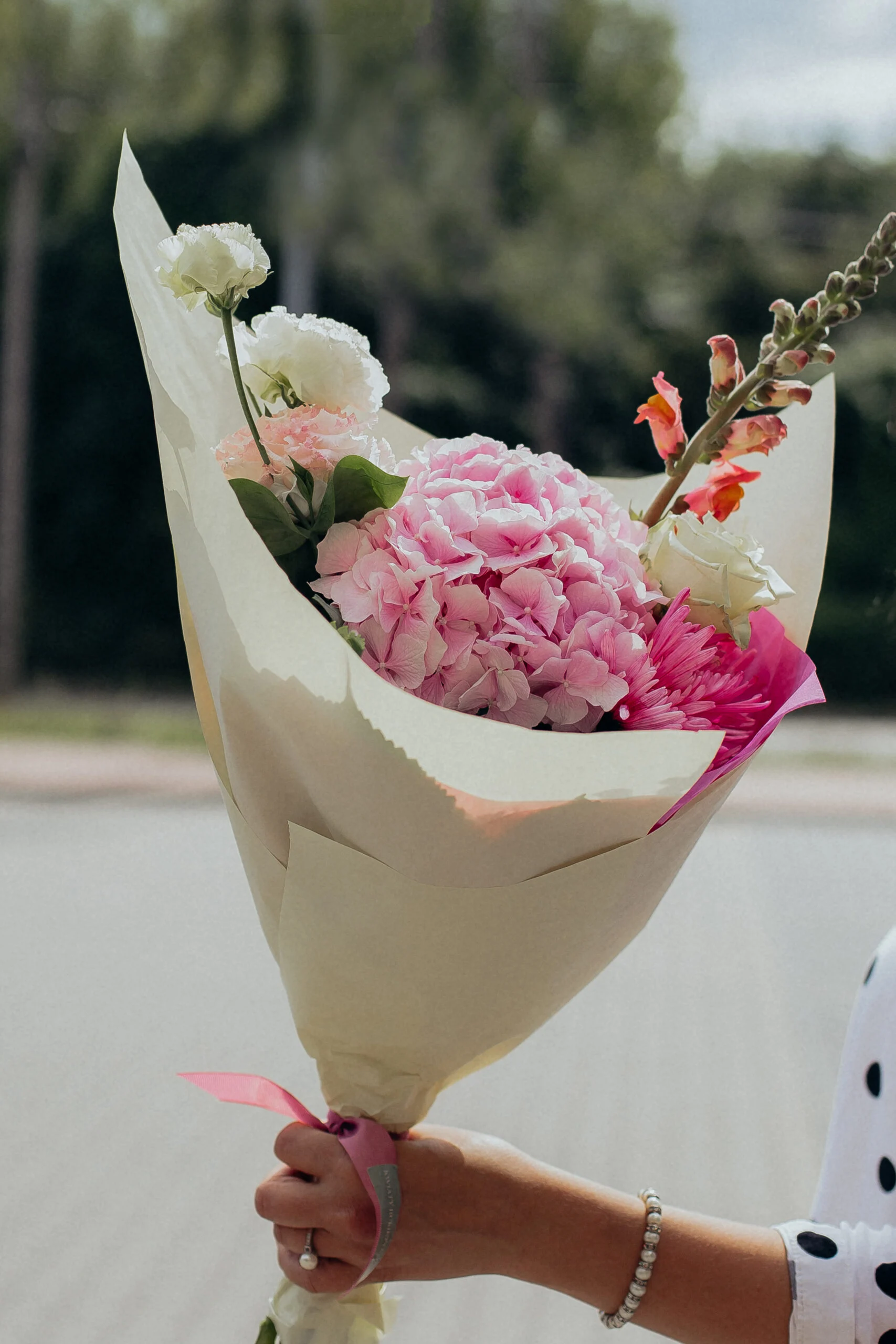 Bukiet z hortensją i różami