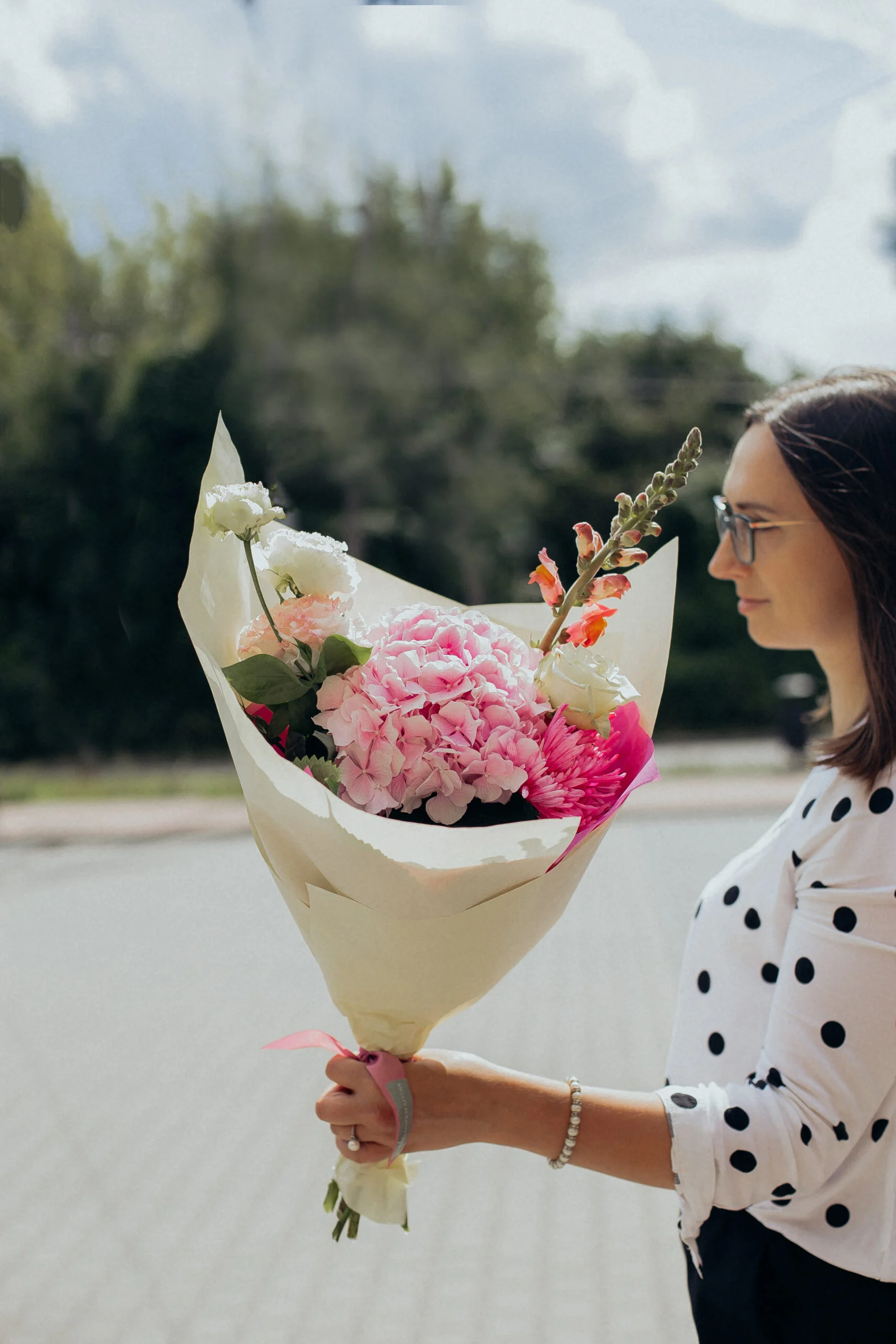 Bukiet z hortensją i różami – elegancja i delikatność w jednym