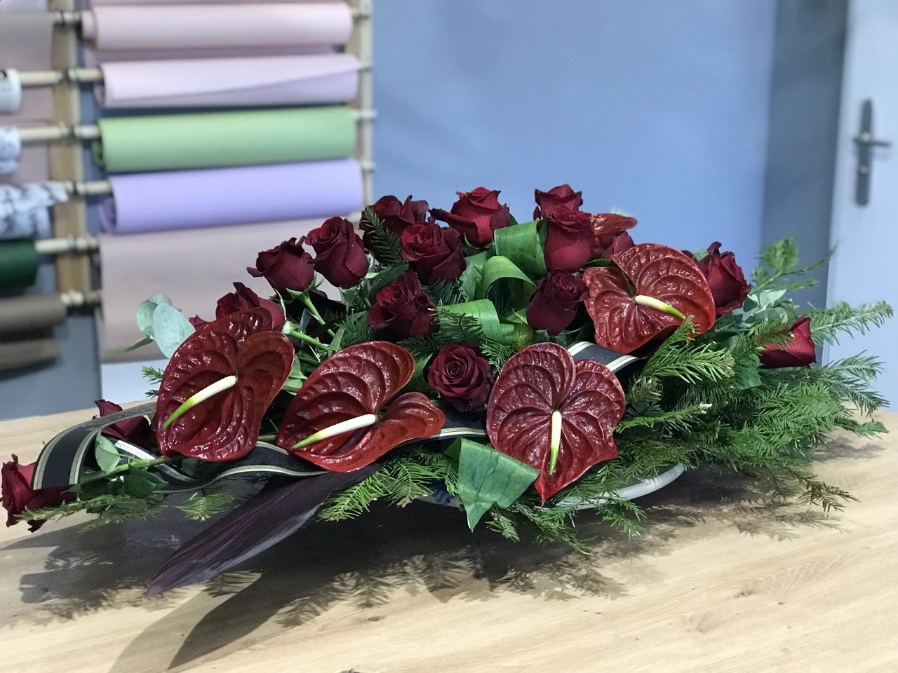 Pogrzebowa kompozycja kwiatowa z bordowymi różami i anturium