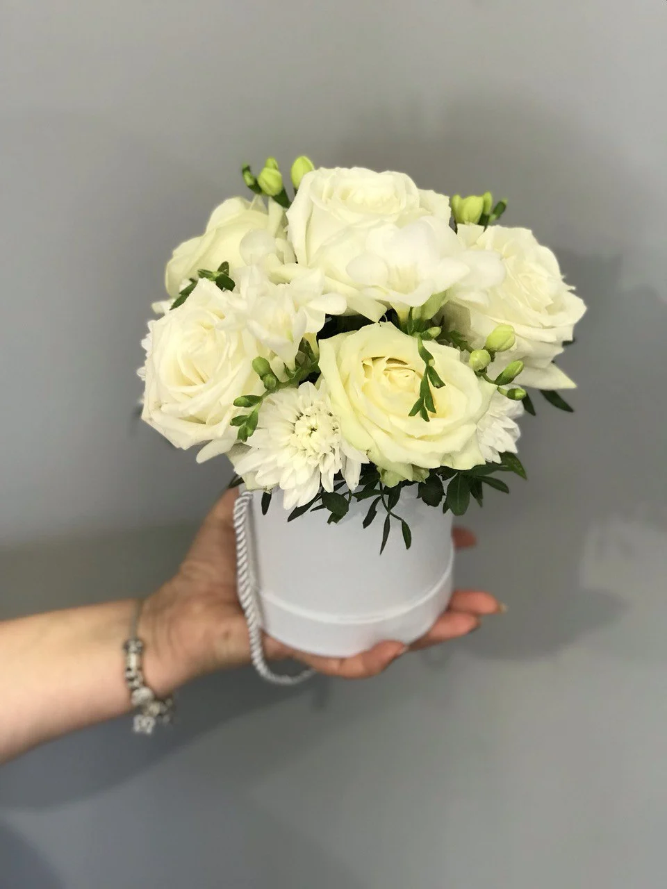 Flower box z białymi różami i chryzantem w okrągłym pudełku