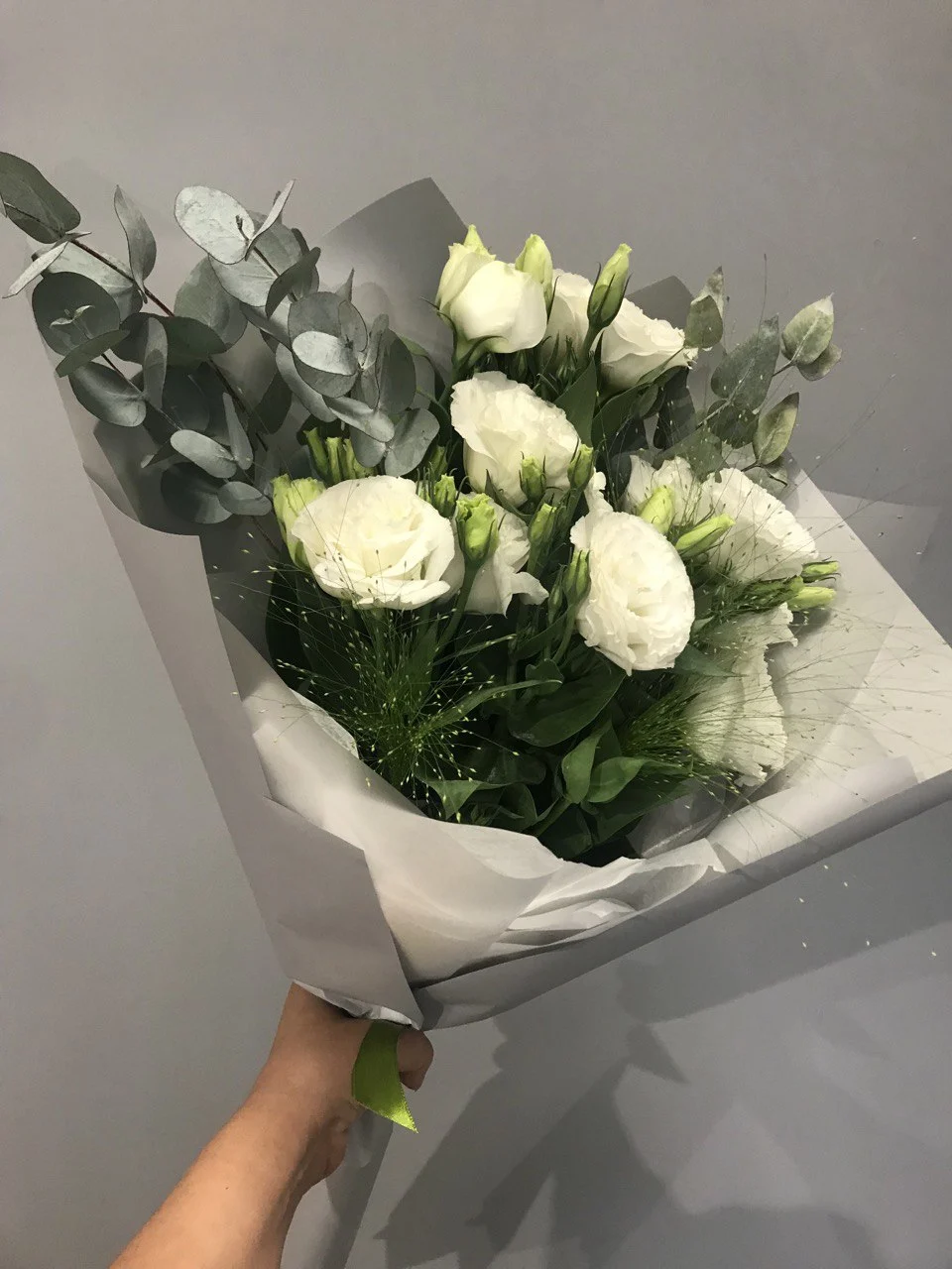 Bukiet biała eustoma z eukaliptusem – Wyjątkowa kompozycja.