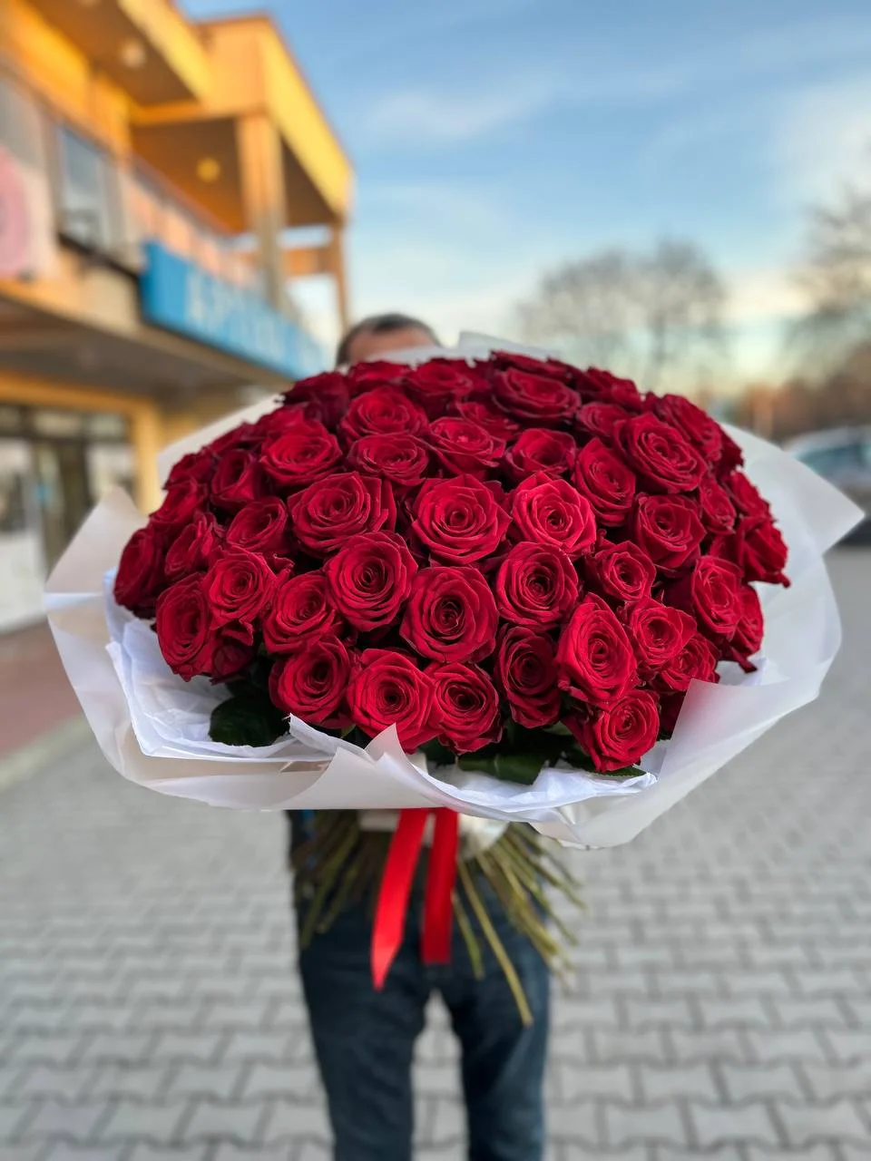 Bukiet 100 czerwonych róż z białym papierem ozdobnym