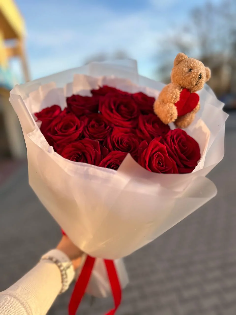 Bukiet czerwonych róż z uroczym pluszowym misiem