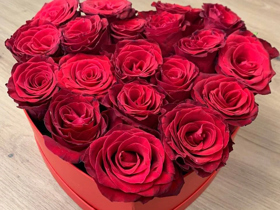 Flowerbox z czerwonych róż z dostawą niska cena Milanówek