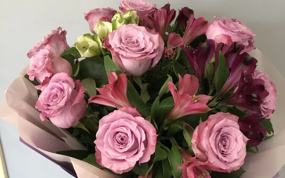 Mieszany bukiet róże z alstromerią z dostawą