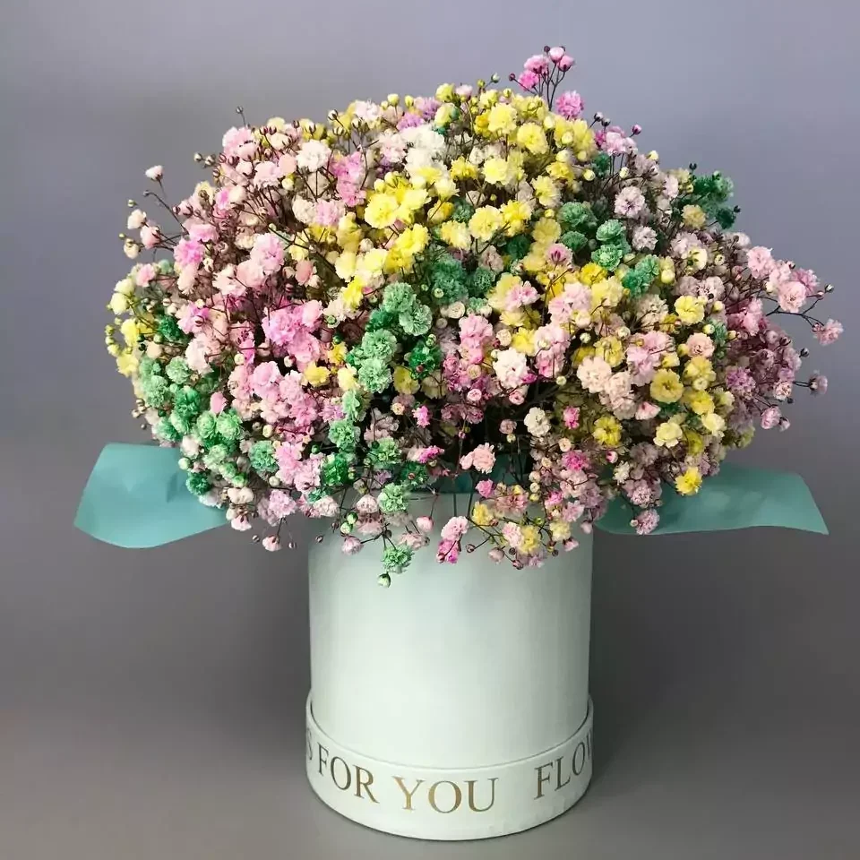 Kolorowa gipsówka – jak tworzyć nowoczesne bukiety z „mgiełką”?