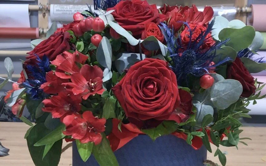 Czerwone róże w niebieskim pudełku