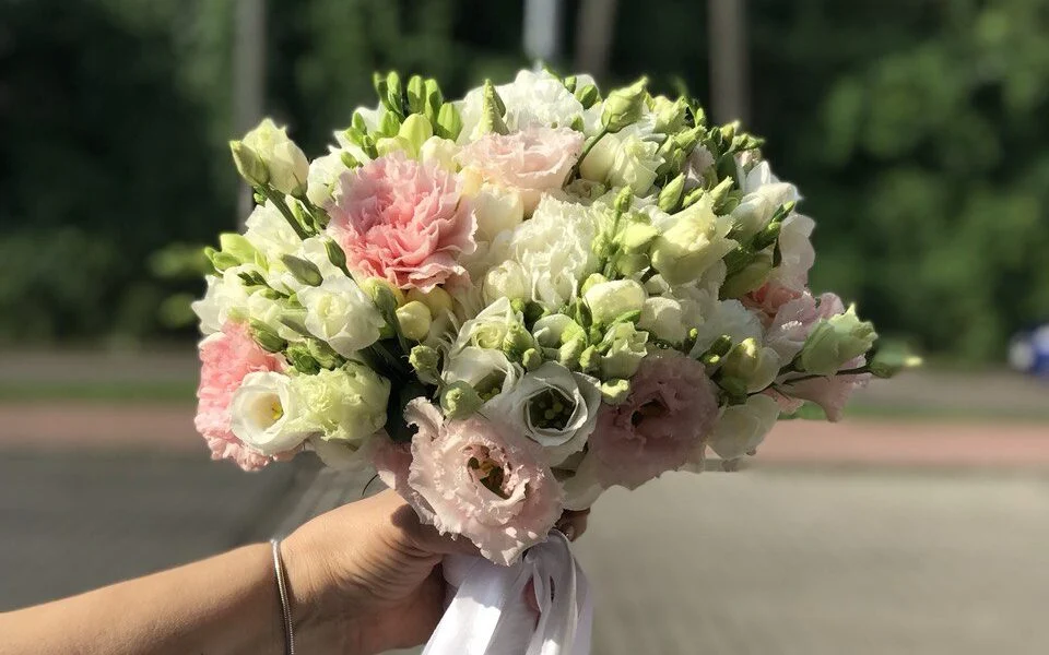 Bukiet Panny Młodej – Eustoma i frezja w jednym bukiecie.