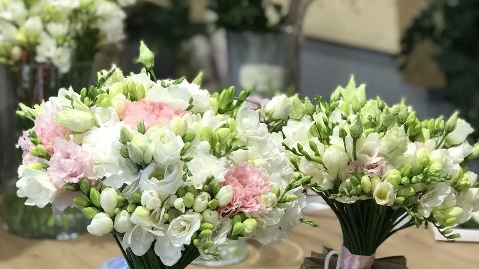 Bukiet Panny Młodej z eustomy i frezji 