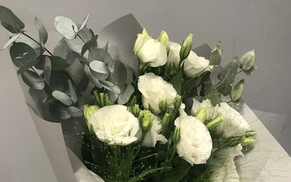 Bukiet biała eustoma z eukaliptusem – Minimalistyczna elegancja.