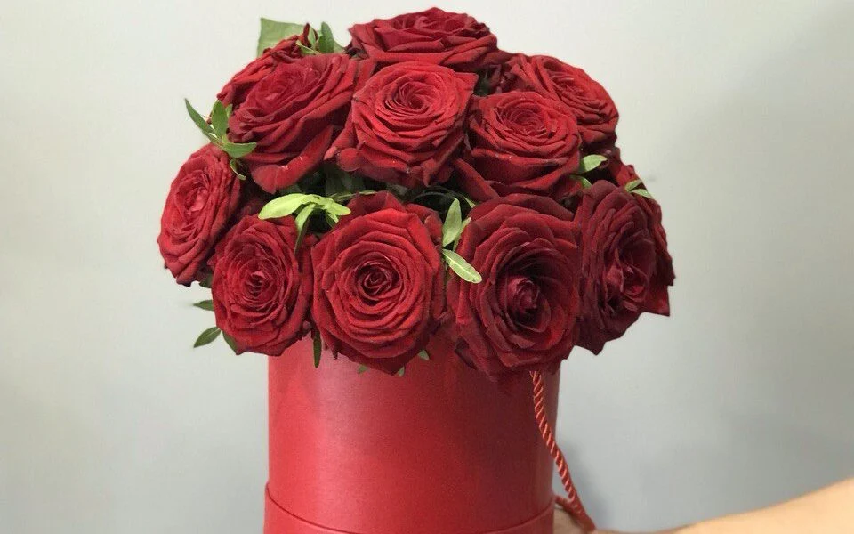 Flower box z czerwonych róż w pudełku – klasyka w nowoczesnym wydaniu