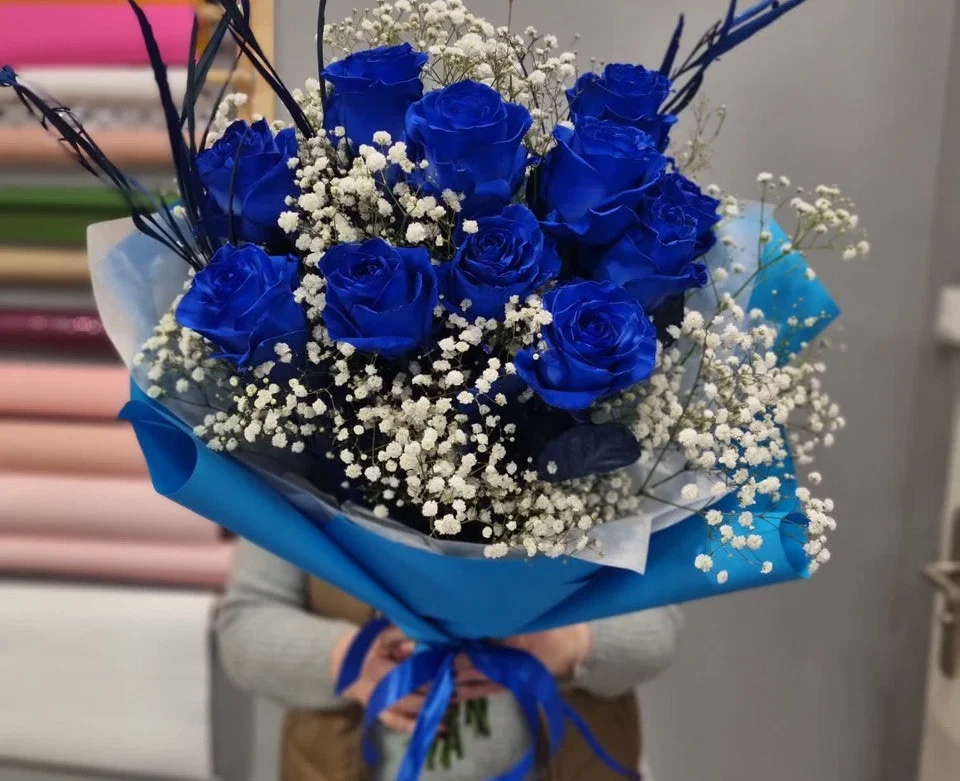 Niebieskie Róże w Bukietach: Cena, Znaczenie i Tajemnice Kwiatowego Uroku