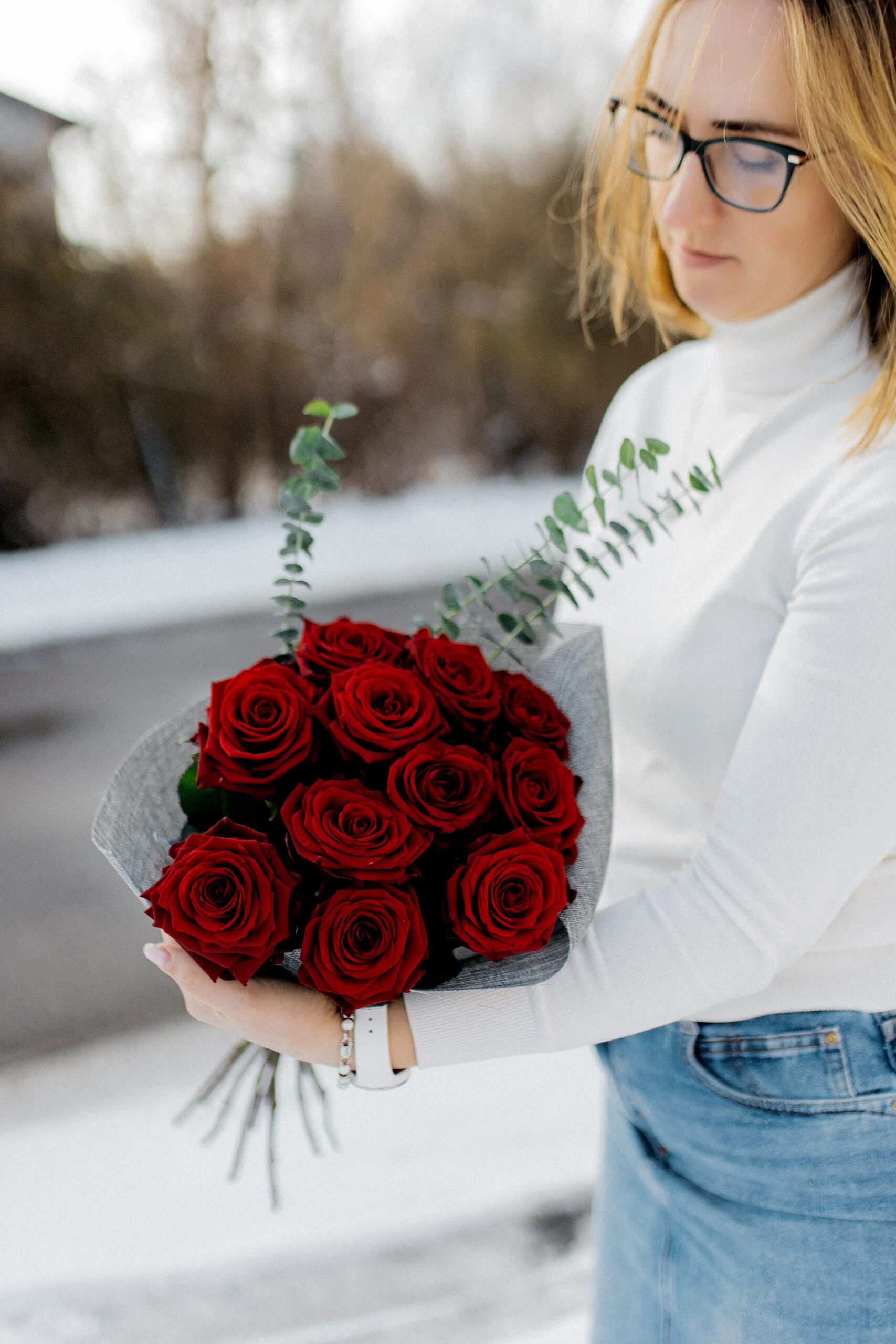 Bukiet świeżych czerwonych róż – symbol miłości i pasji