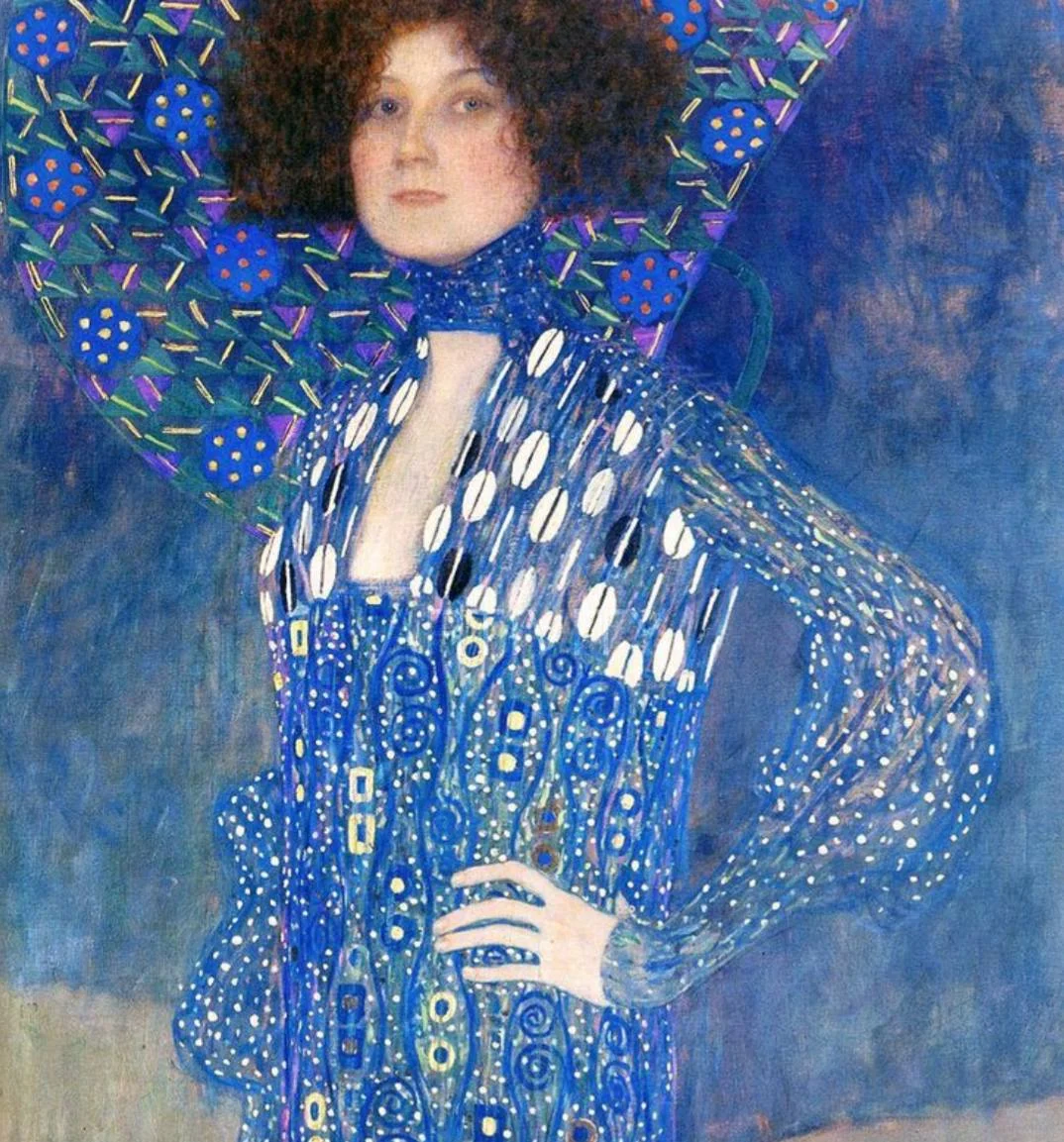 Niebieski kolor w obrazie "Jej portret" Gustava Klimta