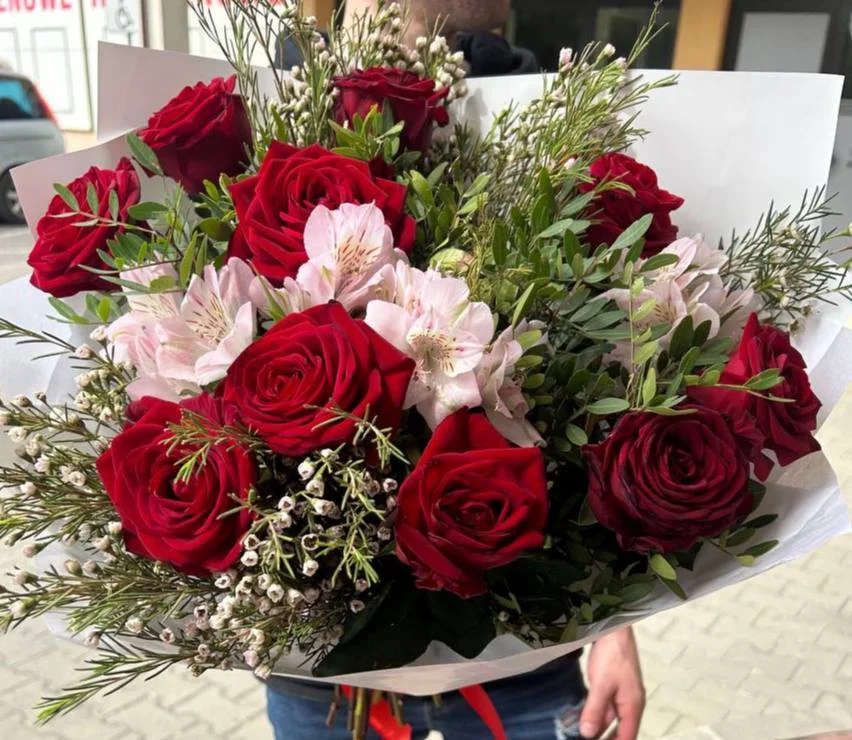 Bukiet róż z alstroemeriami na Dzień Matki